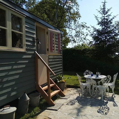 The English Shepherds Hut @ Les Aulnaies Echauffour Exterior foto